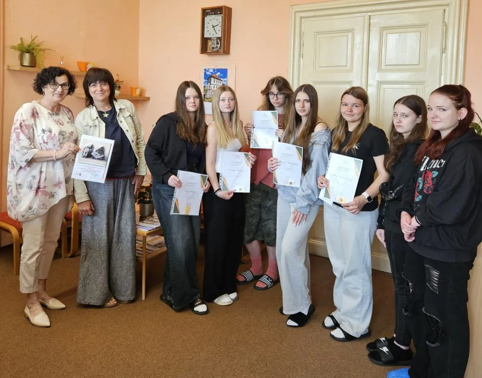 Studentky SŠGT Žamberk převzaly certifikáty za účast v&nbsp;Knoflíkovém týdnu