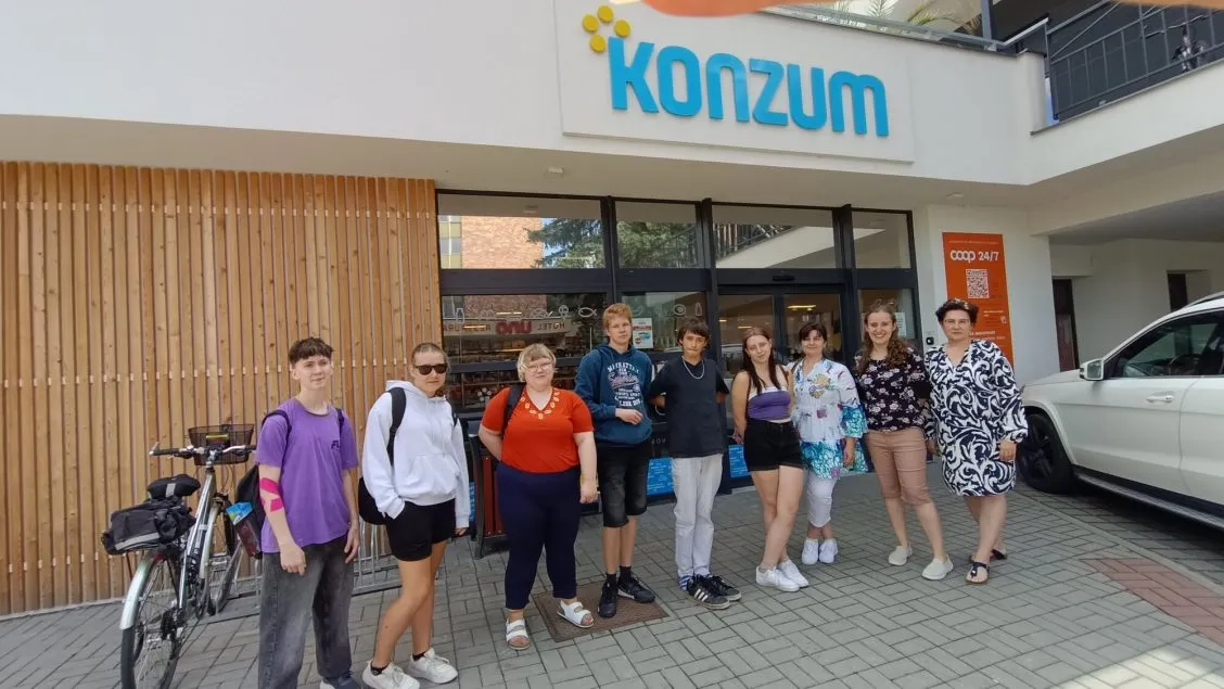 Předprázdninová exkurze studentů SŠGT do potravinářské firmy a&nbsp;prodejny COOP 24/7