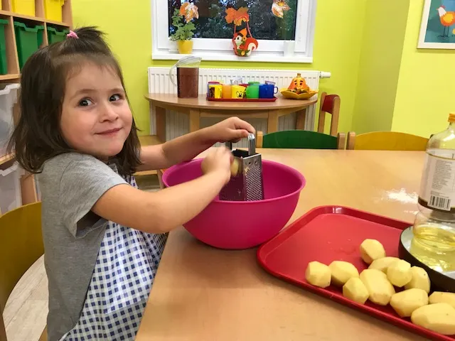 Děti z&nbsp;MŠ U&nbsp;Koupaliště v&nbsp;České Třebové dělaly bramboráky