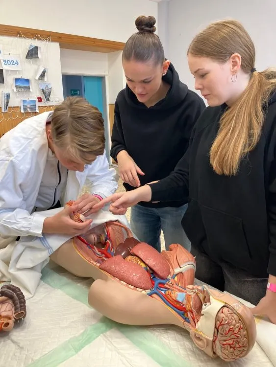 Na premiérových ZDRAVOhrátkách v&nbsp;Chrudimi žáci prováděli resuscitaci, zpovídali indickou uprchlici a&nbsp;zvládli i&nbsp;operační zákrok
