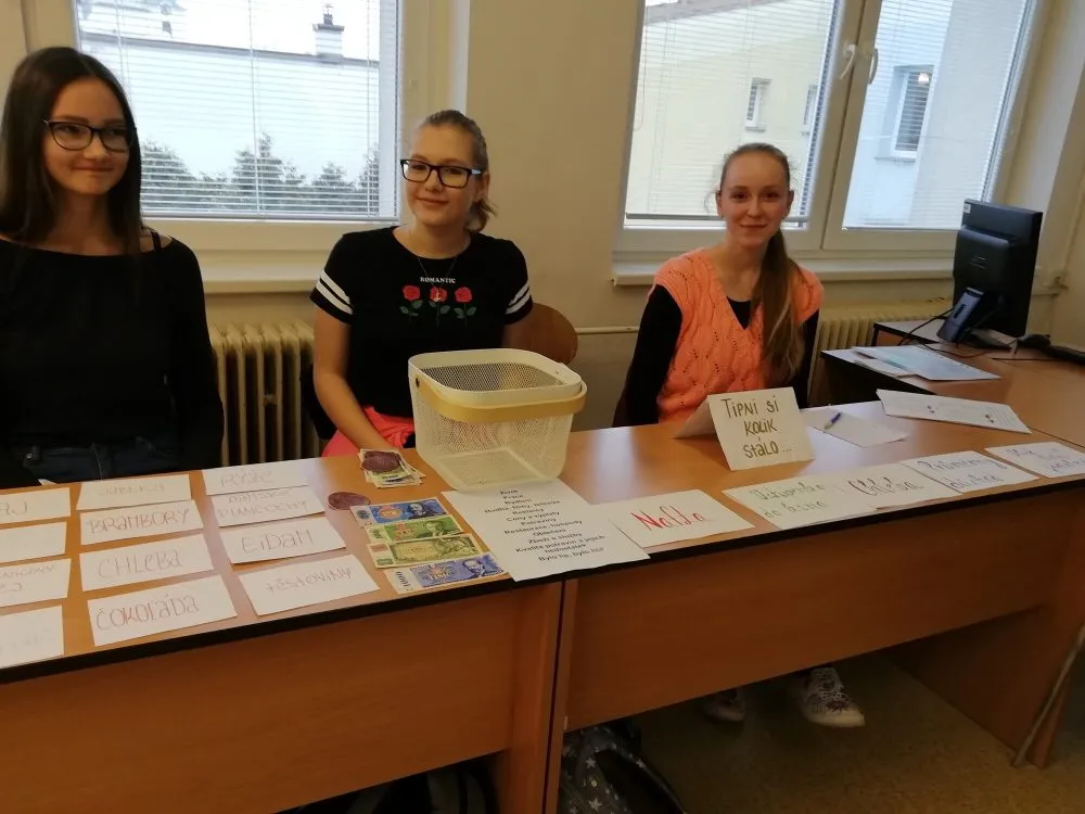 Žáci obchodní akademie ve Svitavách za starých časů před rokem 1989