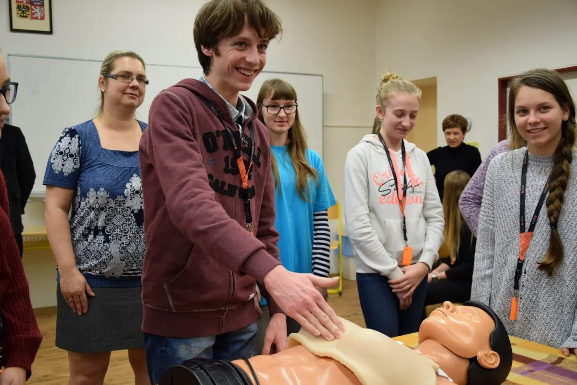 Studenti pardubické „zdravky“ učili účastníky ZDRAVOhrátek první pomoci, prevenci AIDS i&nbsp;umění komunikace