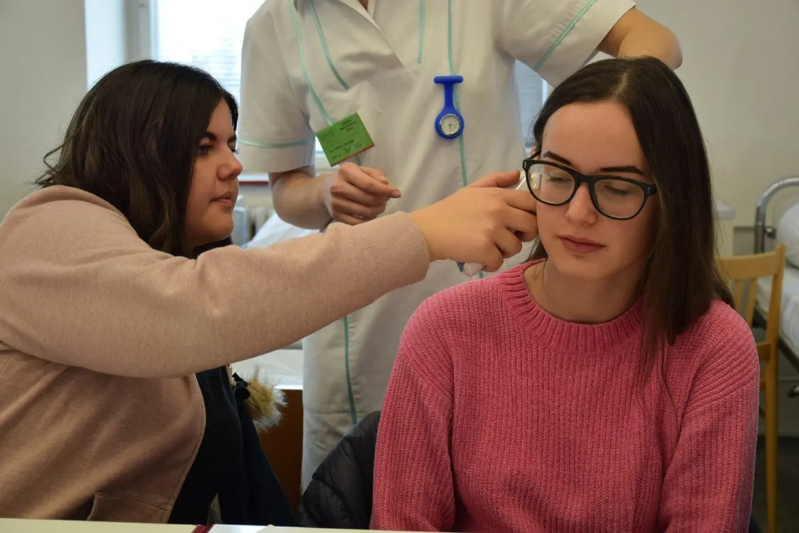 Svitavské ZDRAVOhrátky zaujaly školáky určováním krevních skupin i&nbsp;baňkováním