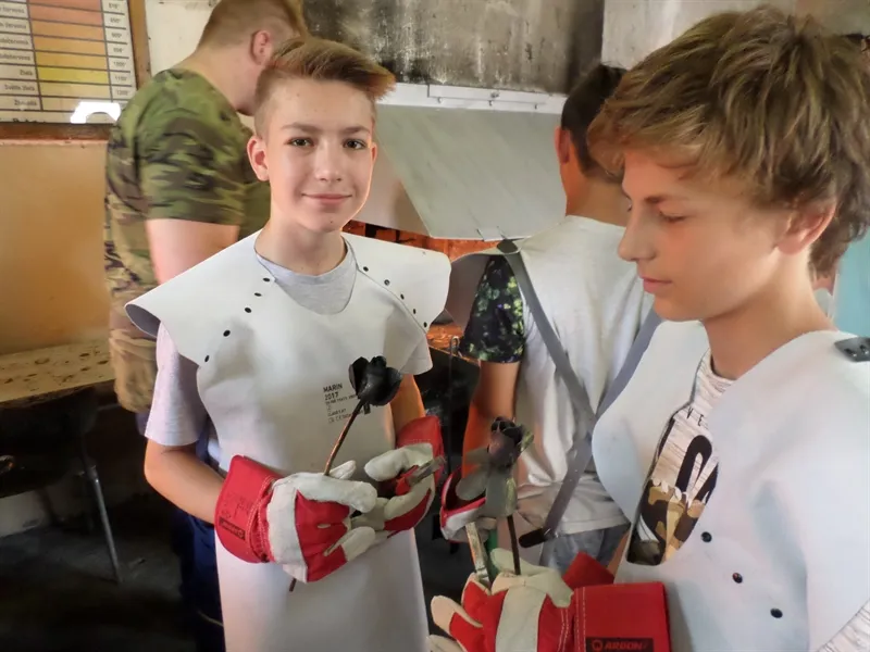 Při chvaletických TECHNOhrátkách vykvetlo 121 ocelových růží