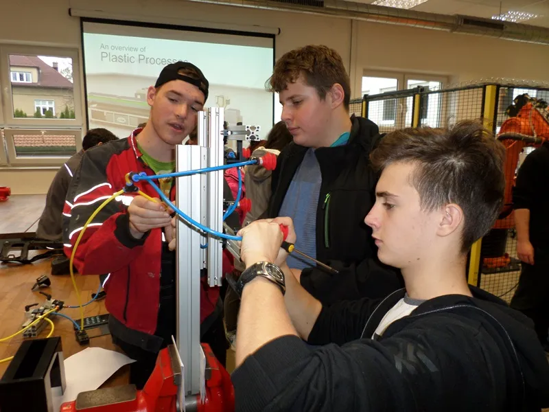 Jubilejní svitavské TECHNOhrátky nabídly šachy s&nbsp;robotem, puzzle i&nbsp;strojní pexeso