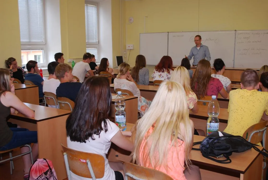Žáci 1.&nbsp;ročníku OA a&nbsp;VOŠE Svitavy na besedě s&nbsp;Pavlem Tomáškem
