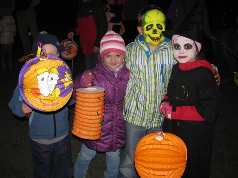 Halloweenský lampionový průvod v&nbsp;MŠ Svitavy, Větrná